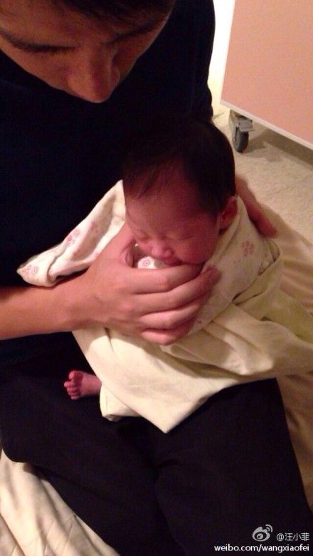 汪小菲为女儿拍嗝